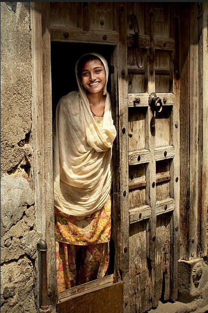 خانمی هندو بر استانه درب منزلش -  روزه داری برای همسران 